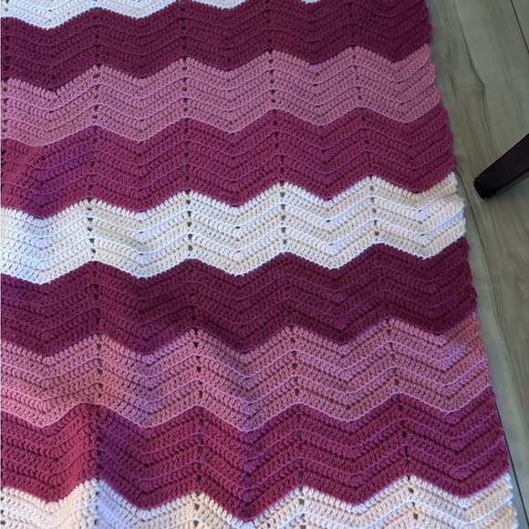 Hans Stitched Pink and White Chevron Blanket - Picture 2 of 3